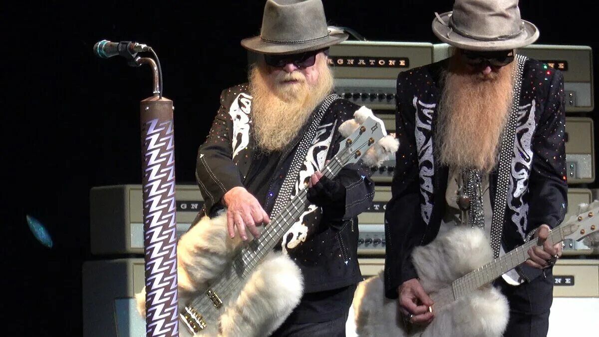 Zz top sharp dressed man. Zz top 2019. гитара мохная zz top. zz top c стойки микрофонов. zz top гитара с мехом.