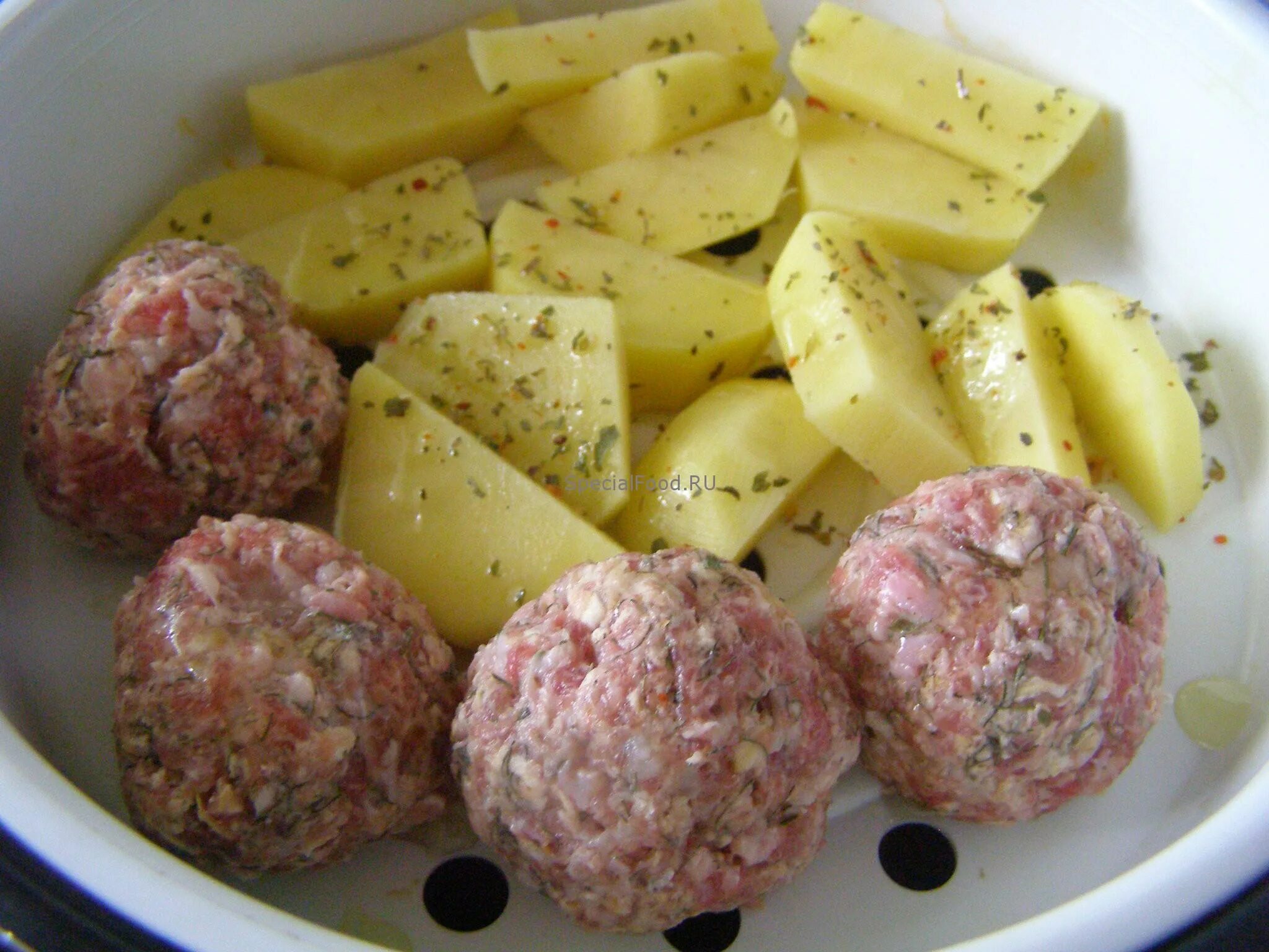 Как сделать фарш на пару. Котлеты из фарша на пару в мультиварке. Биточки куриные паровые. Котлетки на пару. Как сделать фарш на пару.