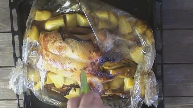 Утка 2 кг сколько запекать в рукаве. Маринад для утки в духовке в рукаве. маринад для утки перед запеканием в духовке в рукаве. утка в маринаде для запекания. утка в маринаде в духовке в рукаве.