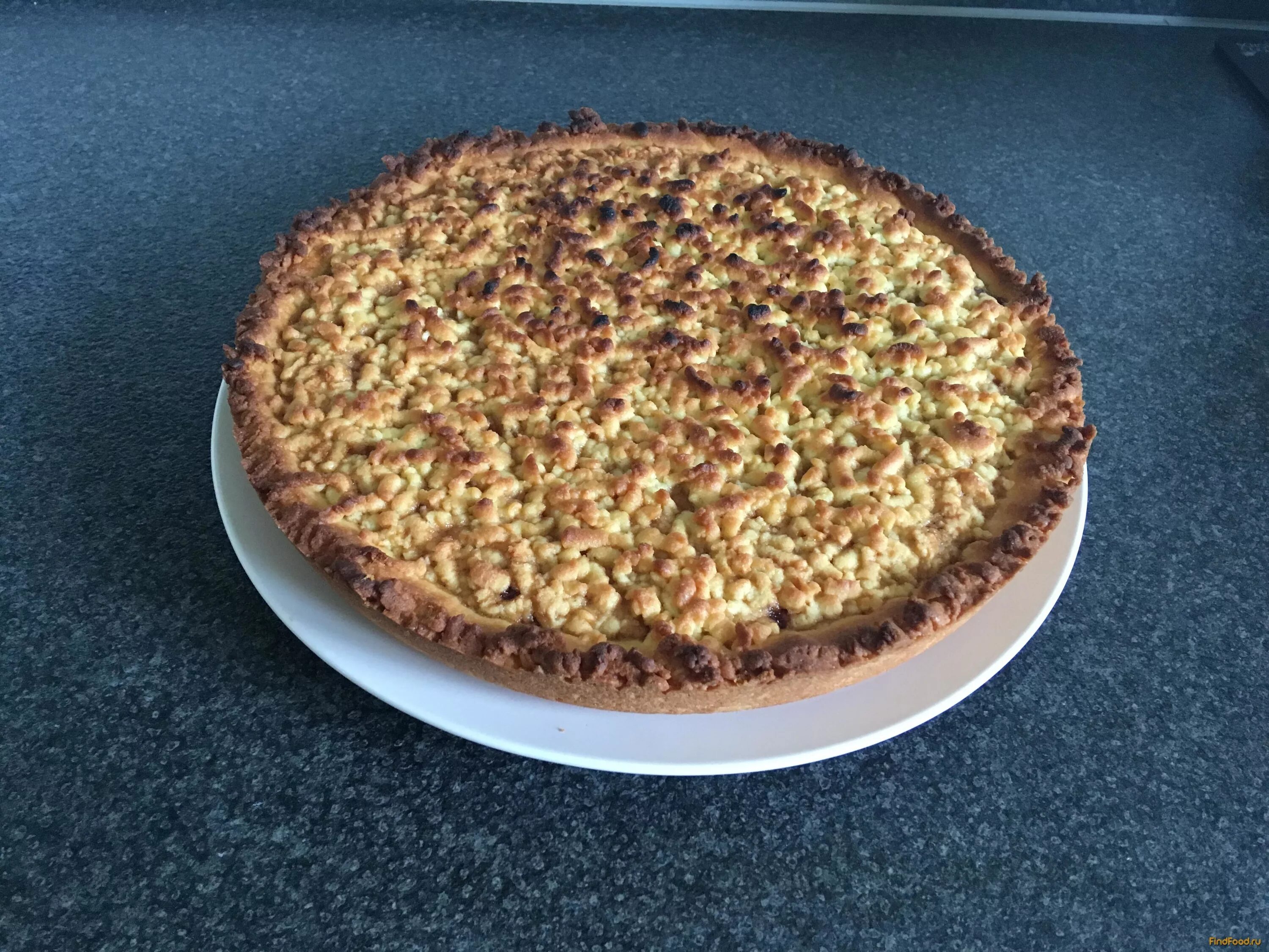 пирог с повидлом из песочного теста. пирог растрепка с вареньем. песочный лимонный пирог. лимонник пирог песочное тесто. пирог с карамелизированными яблоками.