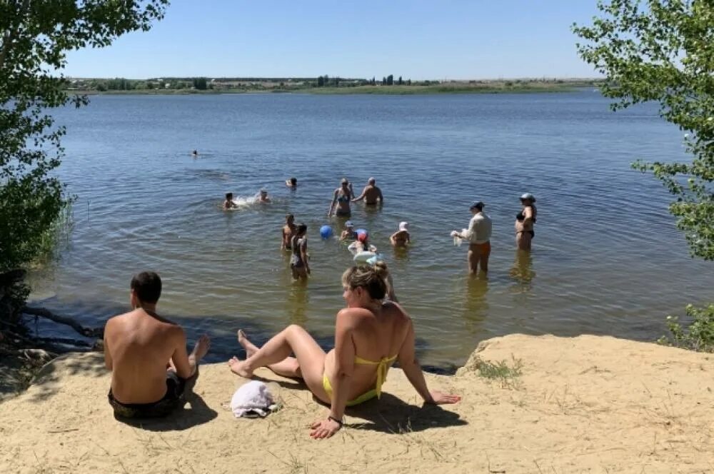 Нудистский отдых под открытым небом на речке