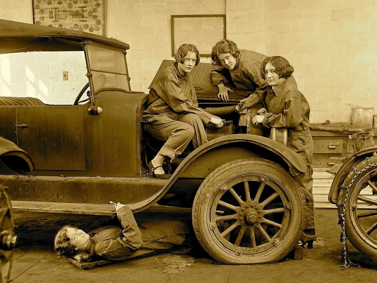 машину чайка леонида ильича брежнева. первый шофер сделал. винтажные автомобили. газ-21 такси ссср. военные автомобили ленинград.