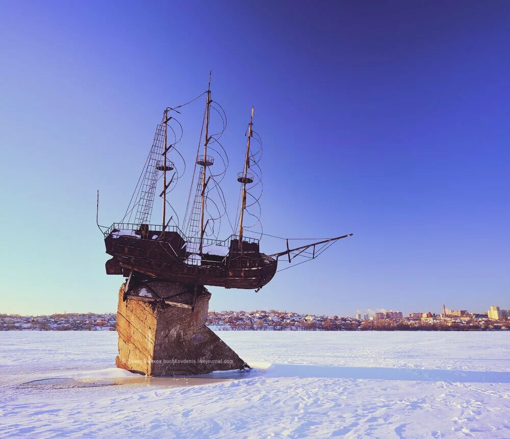 корабль над воронежем. памятник меркурий воронеж. макет корабля меркурий воронеж. меркурий воронеж. корабль меркурий в воронеже.