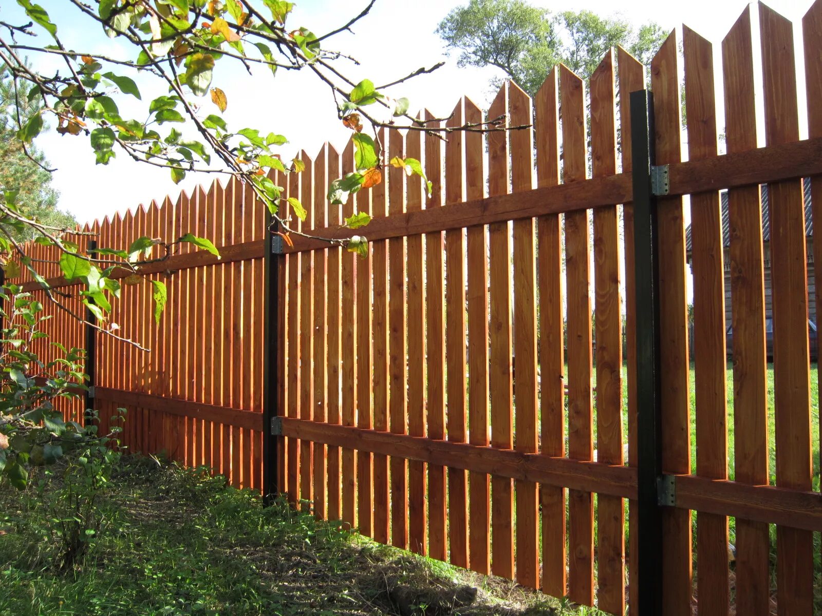 Деревянный забор. Забор штакетник деревянный. Забор из штакетника деревянного. Забордервянный штакетник. Сколько стоит метр деревянного забора