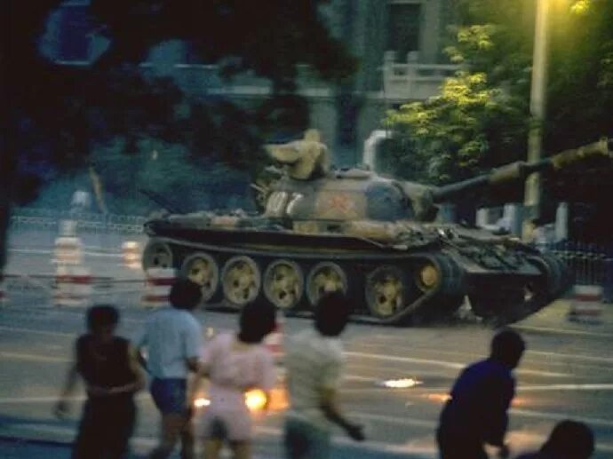Tankman тяньаньмэнь. Танк протест. Танк протест. Беспорядки в будапеште т-34. Танк протест.