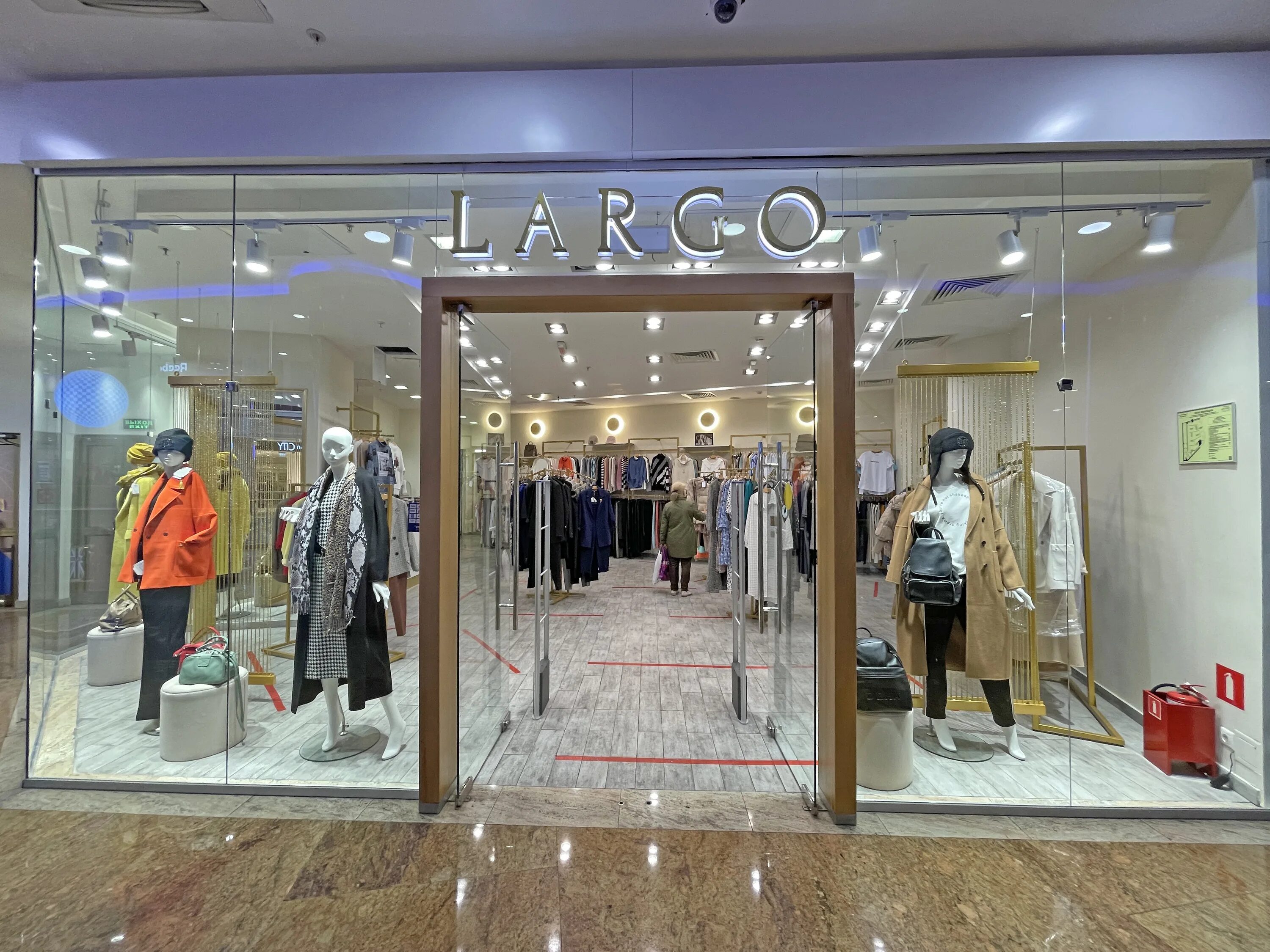 Крупные магазины одежды. Тц европейский магазины мужской одежды. Бутик одежды. Тц европейский магазины женской одежды. Магазин европейский на киевской каталог женской одежды.