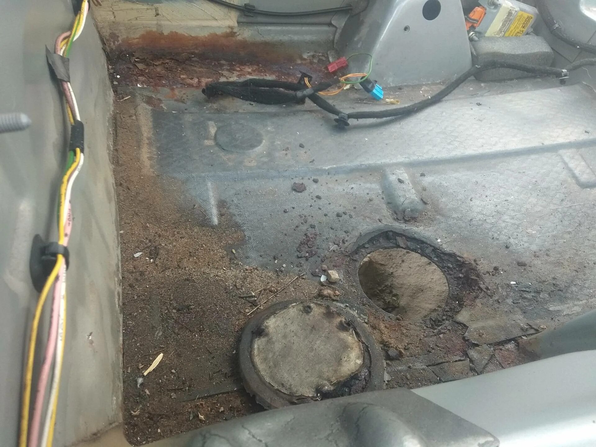 Мокрая пол машине. Мокрый пол салона автомобиля. просушить салон автомобиля под ковриками. просушка пола авто в салоне. влага под ковриком.