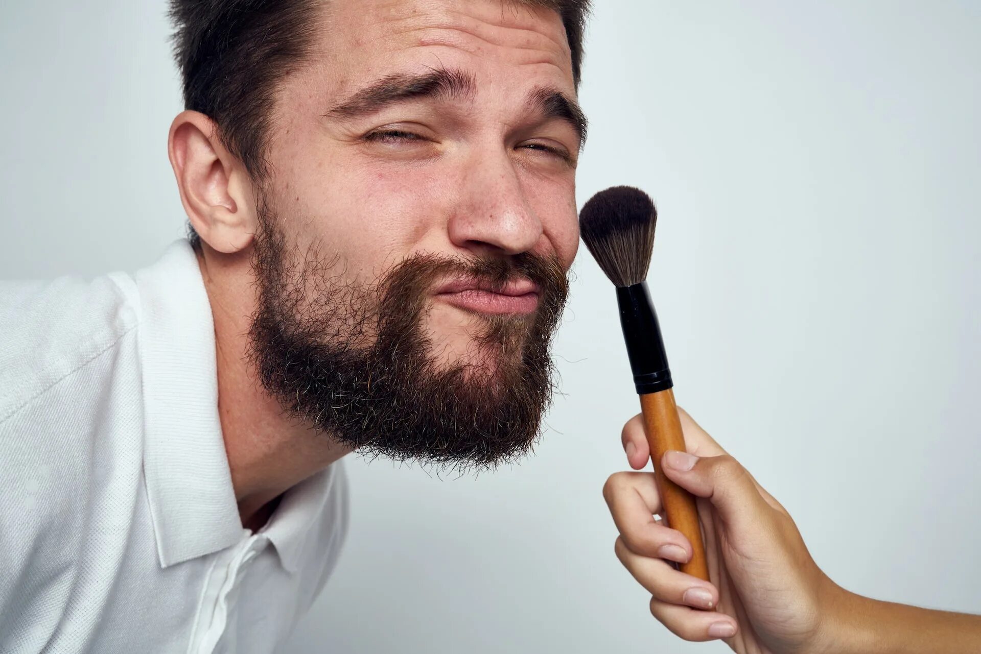 Известный визажист мужчина. Мужской визажист. мужик make up. парень визажист. визажист мужчина картинка.