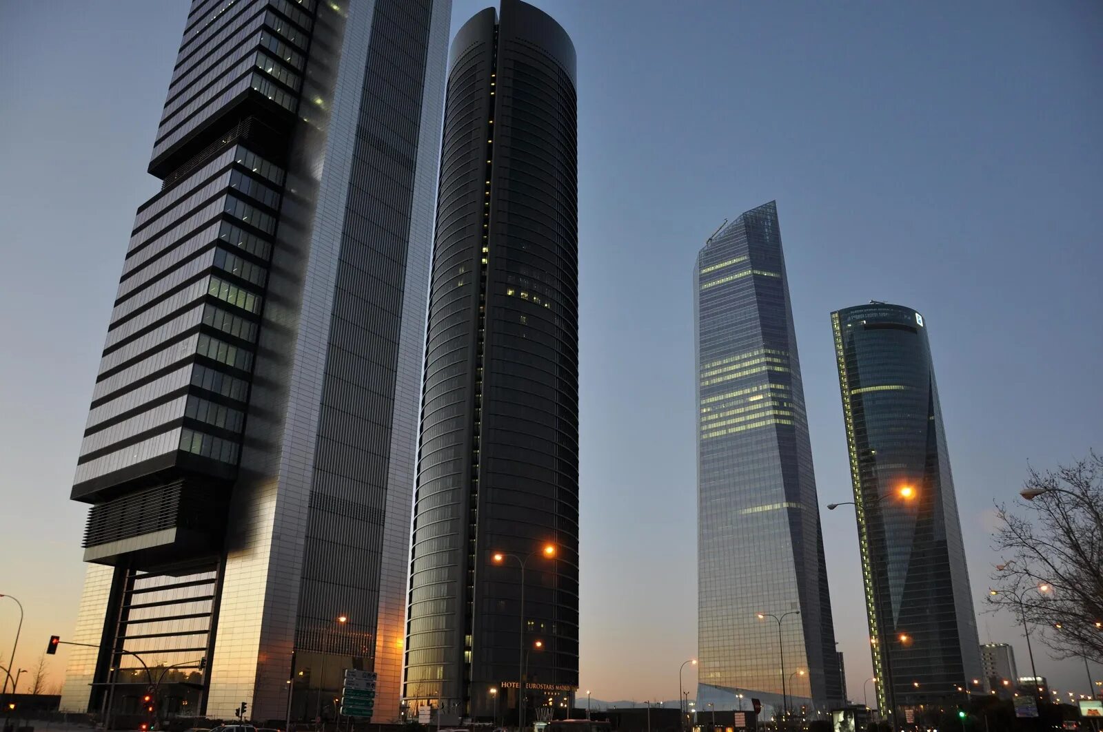 Мадрид финансовый центр здание. Мадрид небоскребы. Куатро-Торрес. Мадрид столица высотные здания.