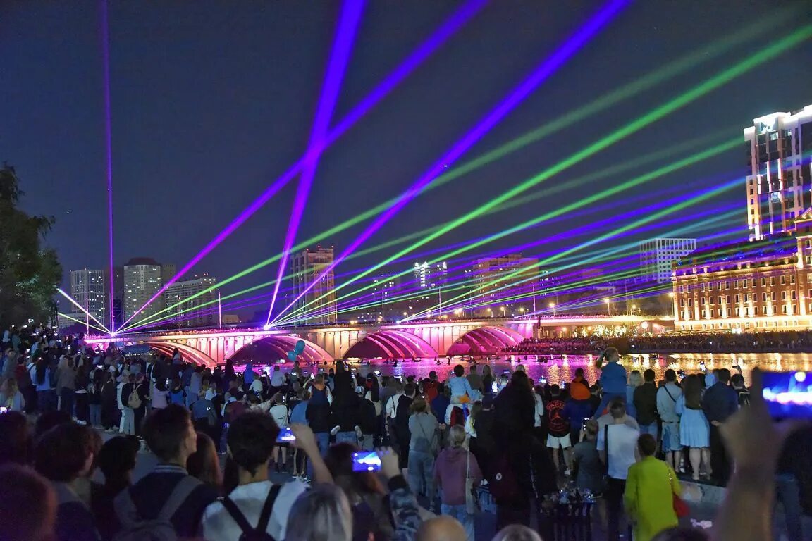 Салют победы спб 2023. Праздничное шествие. День города москвы 2019. Салют в кронштадте 18 мая. День города в парке горького.