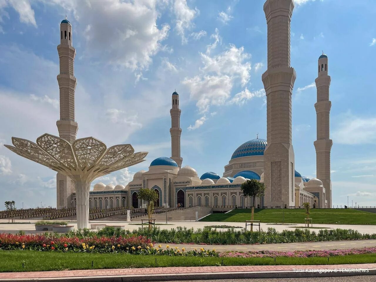 Самые крупные мечети. Центральная мечеть Нур-Астана. Мечеть Сапармурата-Хаджи.