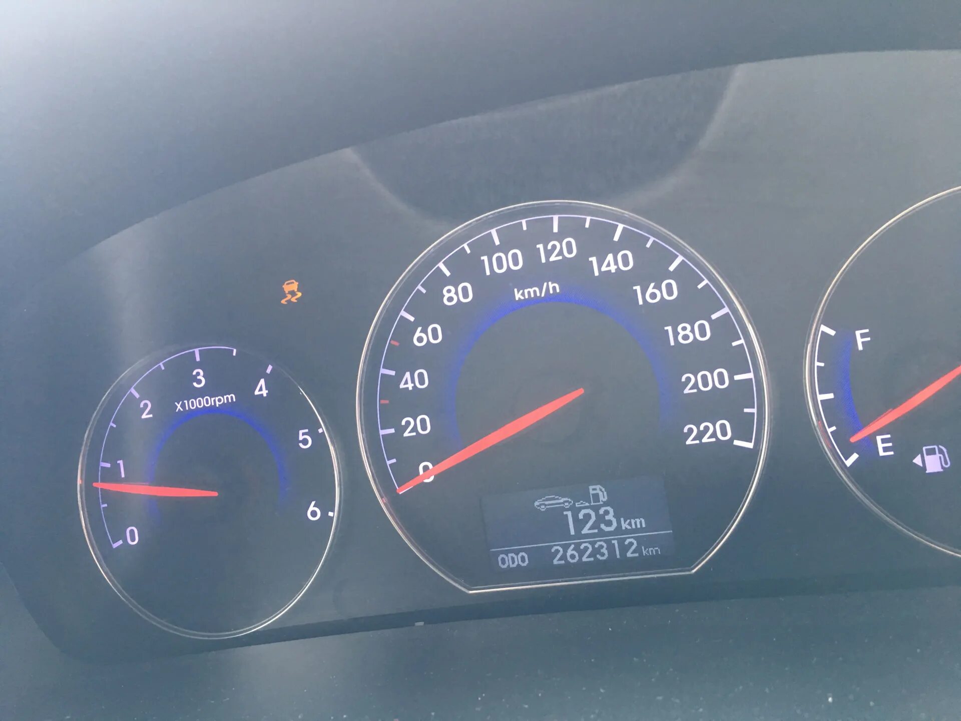 Горит santa fe. Горит santa fe. Лампа давления масла санта фе 2013. Санта фе 2008 дизель 2. Горит santa fe.