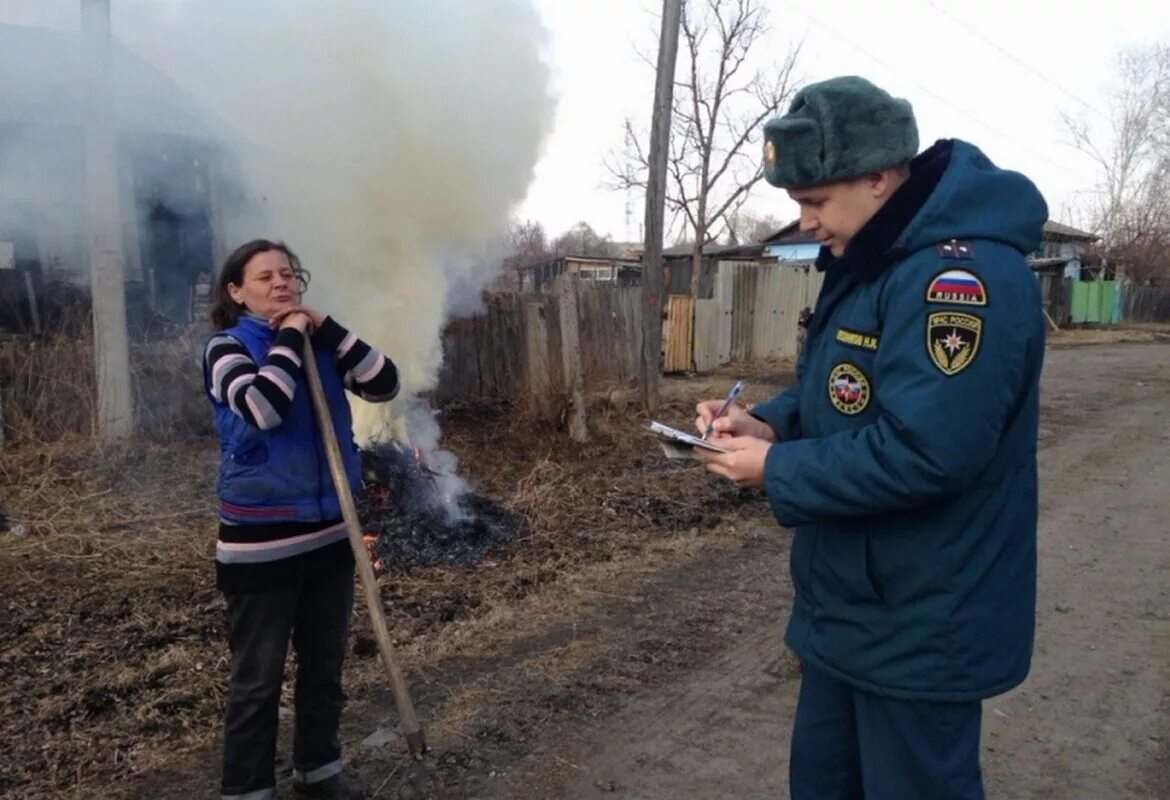 Можно ли жечь ветки на своем участке. Сжечь траву на участке. Противопожарный режим для дачников. Сжигание травы на участке.