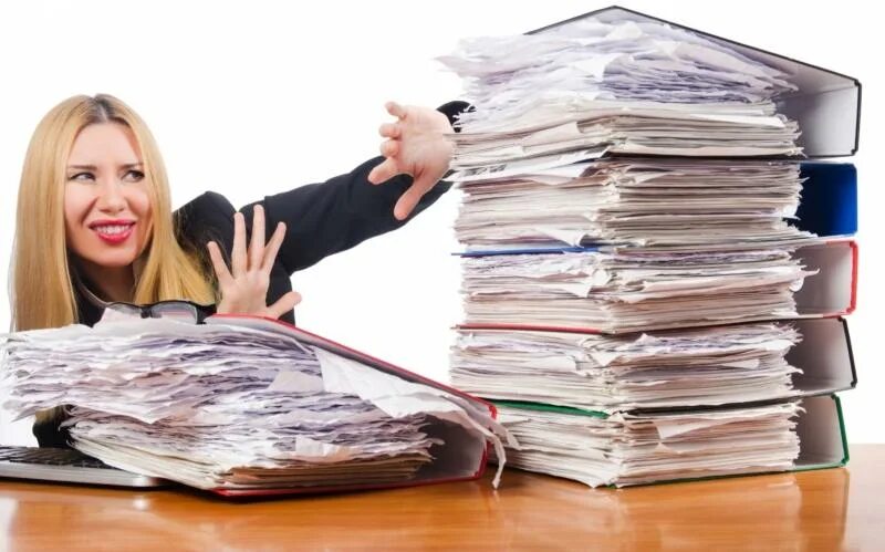 Подписи людей. Человек с кипой бумаг. Человек подписывает документы. Каллиграфическая подпись. Юридические бумаги.