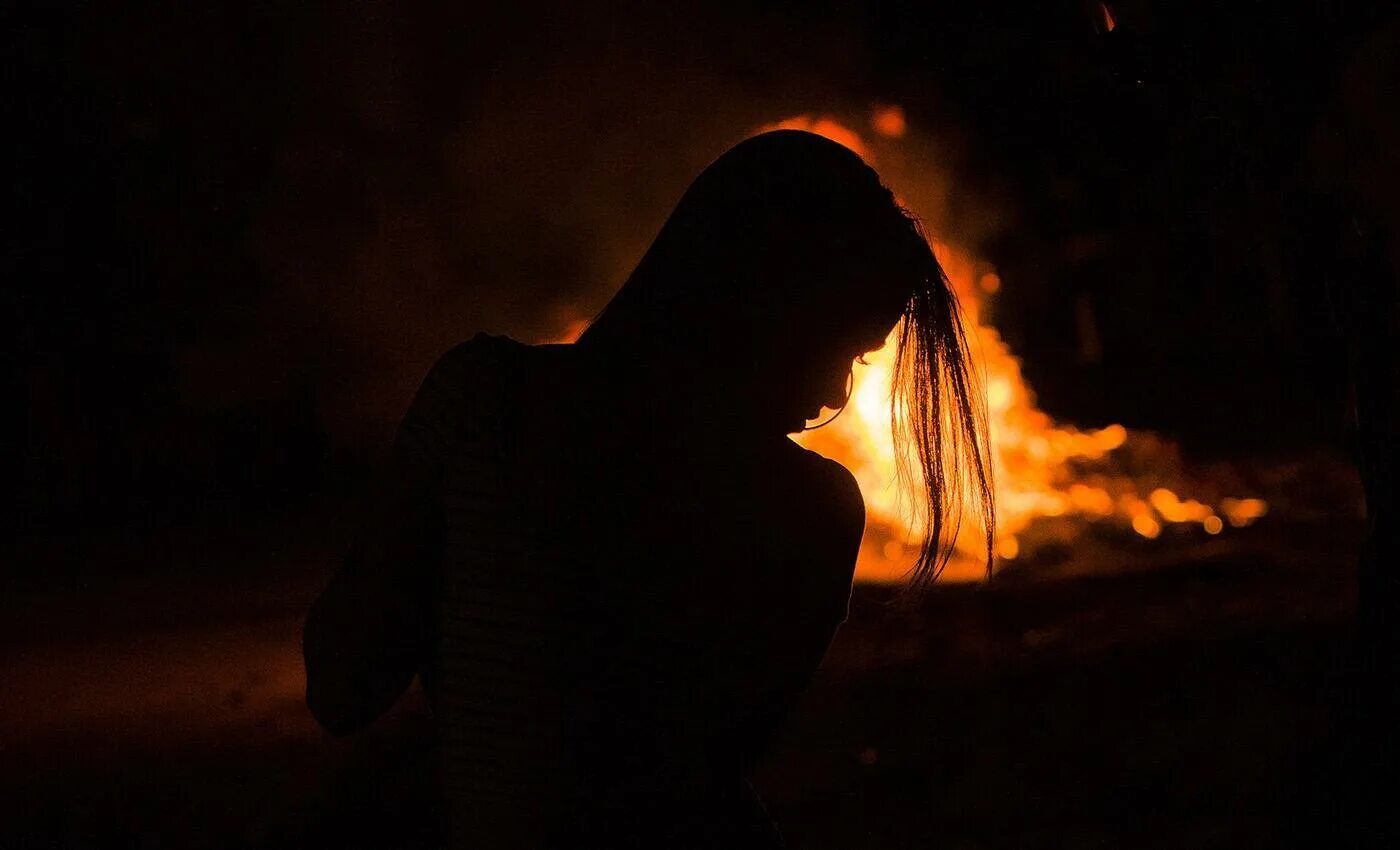 Девушка спиной в темноте фото. Девушка у костра ночью. Девушка у костра спиной. Девушка со спины. Девушка на фоне огня.