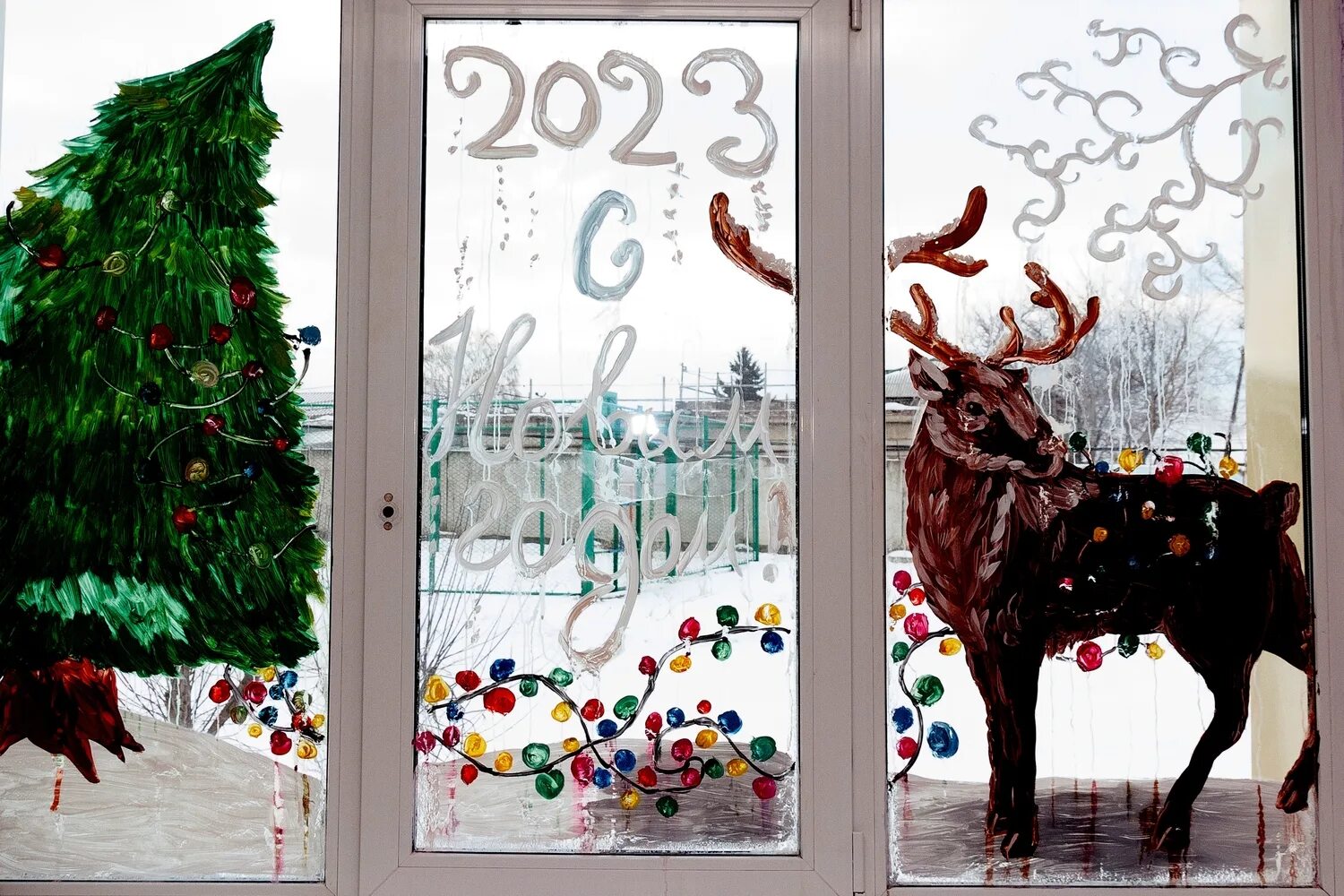 2023 украсить. Новогоднее украшения на окна. Разрисованные окна на новый год. Новогодние украшения на окна 2023. Украсить окна на новый год 2023.