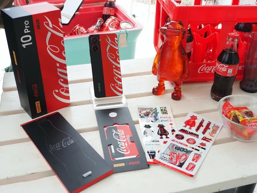 Кола сколько в упаковке. Кока-кола Realme Pro 10. Realme 10 Pro Coca Cola. Смартфон Realme 10 Pro 5g Coca-Cola Edition. Realme 10 Coca Cola Edition.