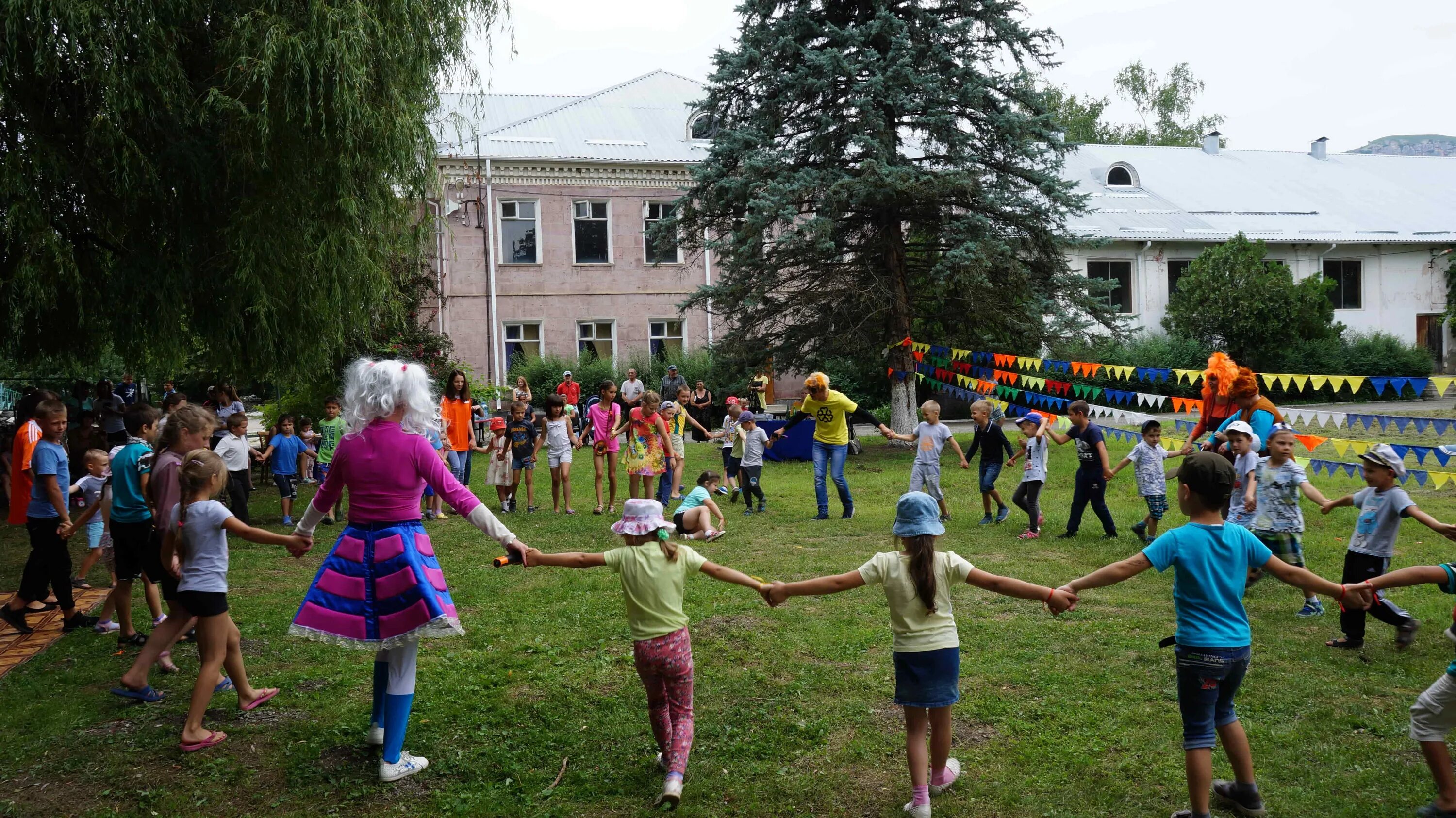 Погода в мостовском районе краснодарского. Игровая программа Веселые каникулы. Дет дом Мостовской. Парк в Губской Мостовского района. Оздоровительный лагерь Мостовской.