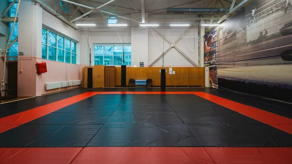 Зал единоборств вологда. Самбо тренировка. Зал боевого самбо харлампиева. Центр боевого самбо им а а харлампиева. Смирнов николай владимирович боевые искусства.