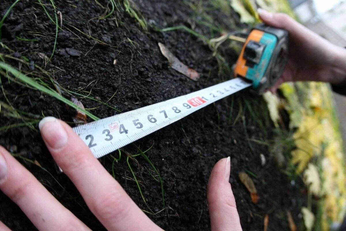 Геодезист. Прибор для измерения территории геодезия. Межевание. Размер участка 6 соток ширина и длина в метрах. Вынос в натуру границ земельных участков.