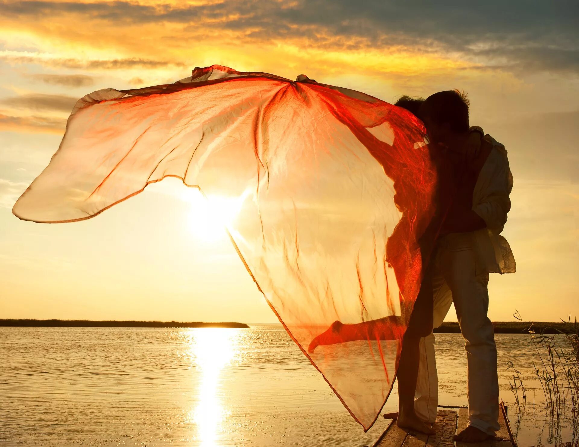 Романтичные картинки о любви. Любовь на закате. Романтический закат. Парень и девушка на ветру.