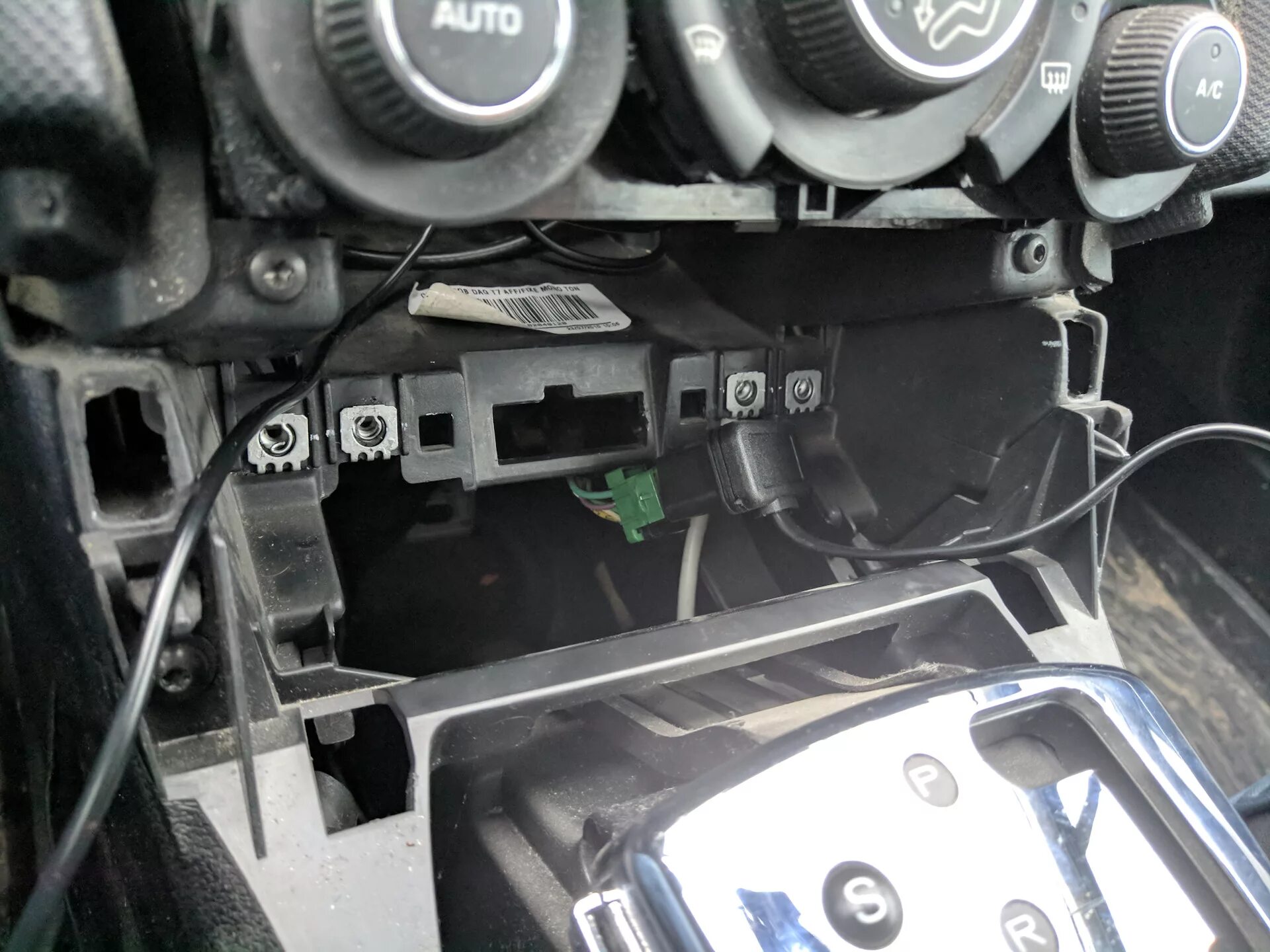 Разъемы пежо 308. Разъём obd2 пежо 308. Пежо 307 разъём обд. Диагностический разъем пежо 308. Диагностический разъем пежо 308.