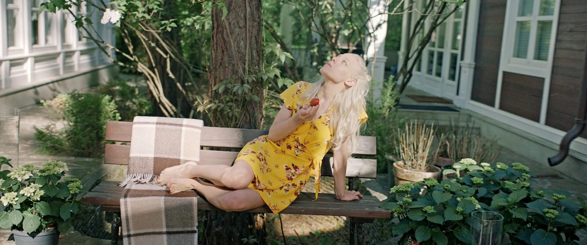 Полюби их всех. Алена михайлова. Люби их всех 2019. Люби их всех 2019. Алена михайлова кинотавр.