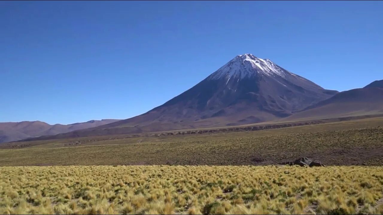 Вулканы в америке название. Вулкан Льюльяйльяко. Льюльяйльяко, Аргентина. Охос-дель-Саладо вулкан. Охос-дель-Саладо вулкан извержение.