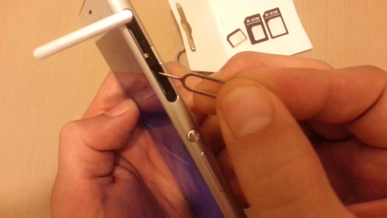 Как вставить сим сони. Sony xperia z ultra сим карта. xperia z1 как достать симку. sony xperia вставка сим. как достать симку из сони xperia.