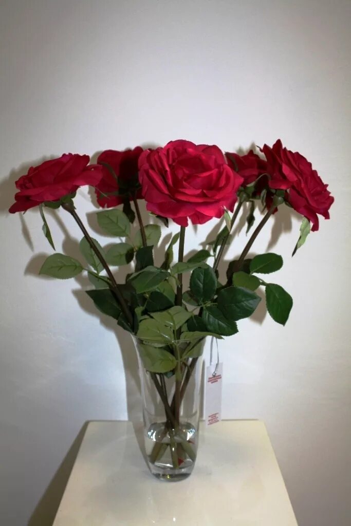 Три розы в вазе. Розы в вазе. Букет роз в вазе. Букеты роз в вазах. Букет цветов в вазе дома.