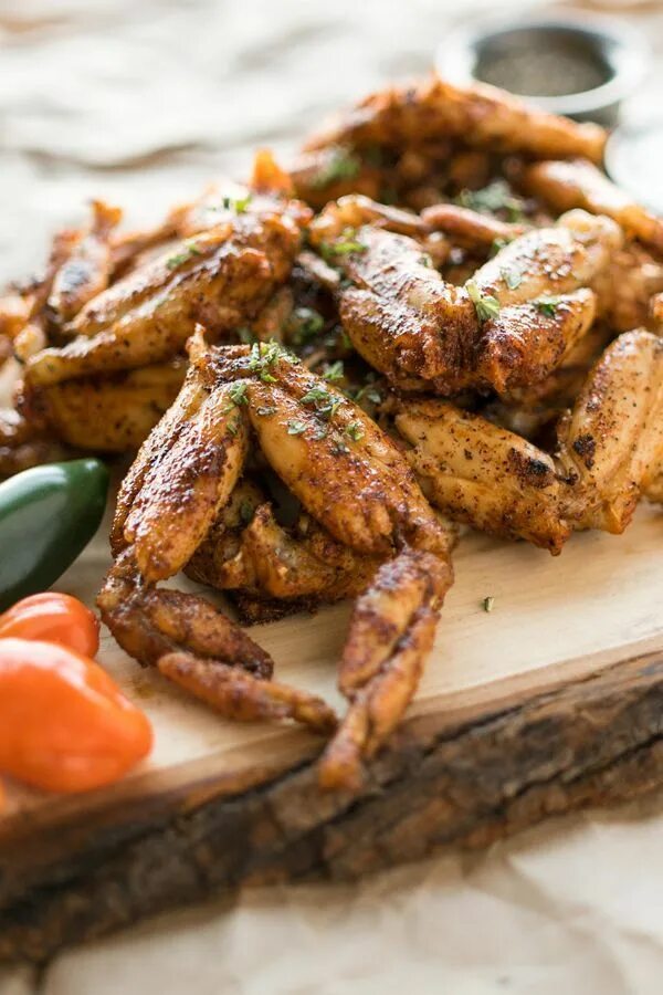 Frog legs. Национальное блюдо франции лягушачьи лапки. Деликатес французской кухни лягушачьи лапки. Лягушачьи лапки во франции. Лягушачьи лапки французское блюдо.