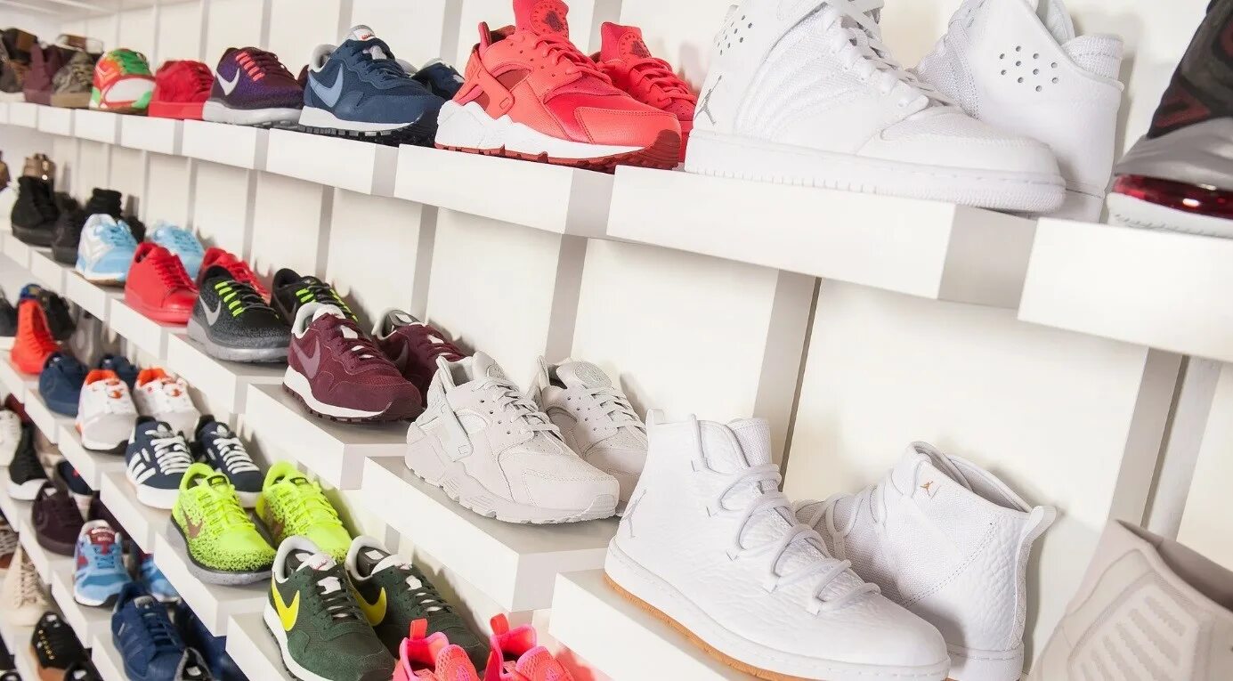 пара кроссовок. кроссовки магазин. разные кроссовки женские. кроссовки много. федерация магазин кроссовок.