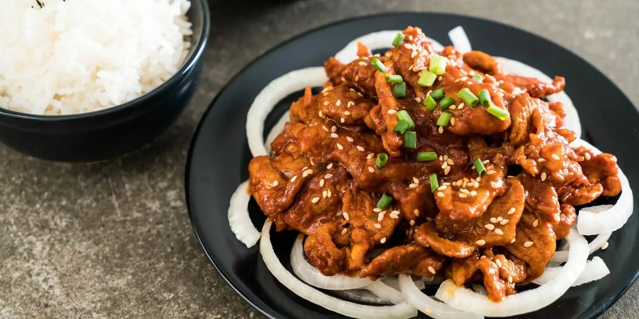 Мясо свинины по корейски. Свинина пулькоги. Пулькоги корейское мясное блюдо. Пулькоги с рисом. Корейское мясо в соевом соусе.