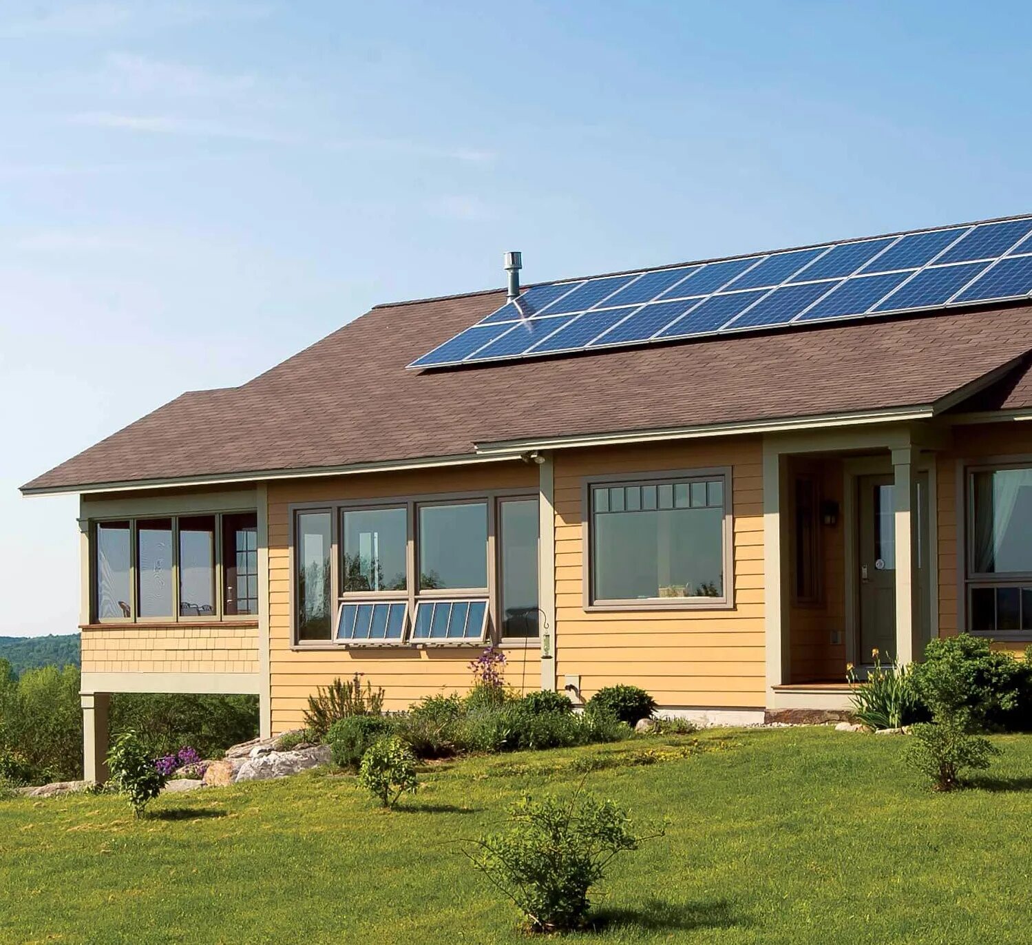 Дом с солнечными панелями. Дом с солнечными батареями. Дом с солнечными панелями на крыше. Одноэтажный дом с солнечными панелями. Солнечный дом друзья