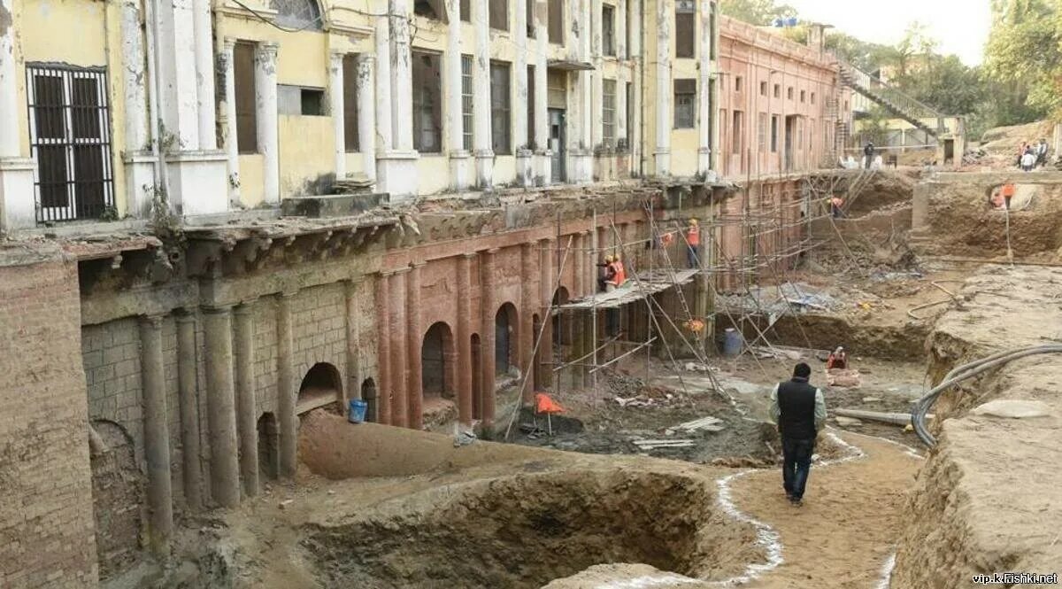 Почему дома в земле. Закопанные города россии санкт-петербург. Музей врубеля омск раскопки. Музей врубеля омск раскопки. Закопанные города культурный слой.