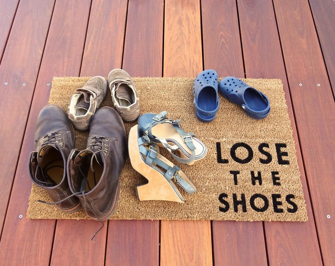 Обувь у порога. Кеды эстетика. Shoes forget you. Shoes forget you. Красивые ботинки.