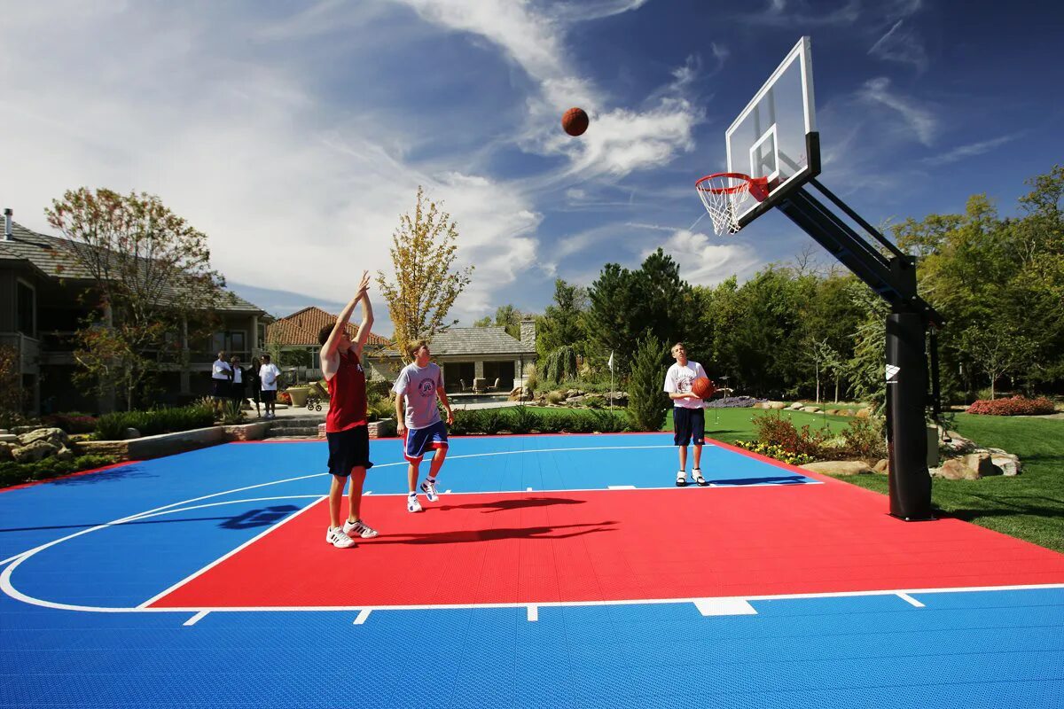 Можно ли играть на площадках. Баскетбольная площадка. Баскетбольное поле. Современная баскетбольная площадка. Уличная баскетбольная площадка.
