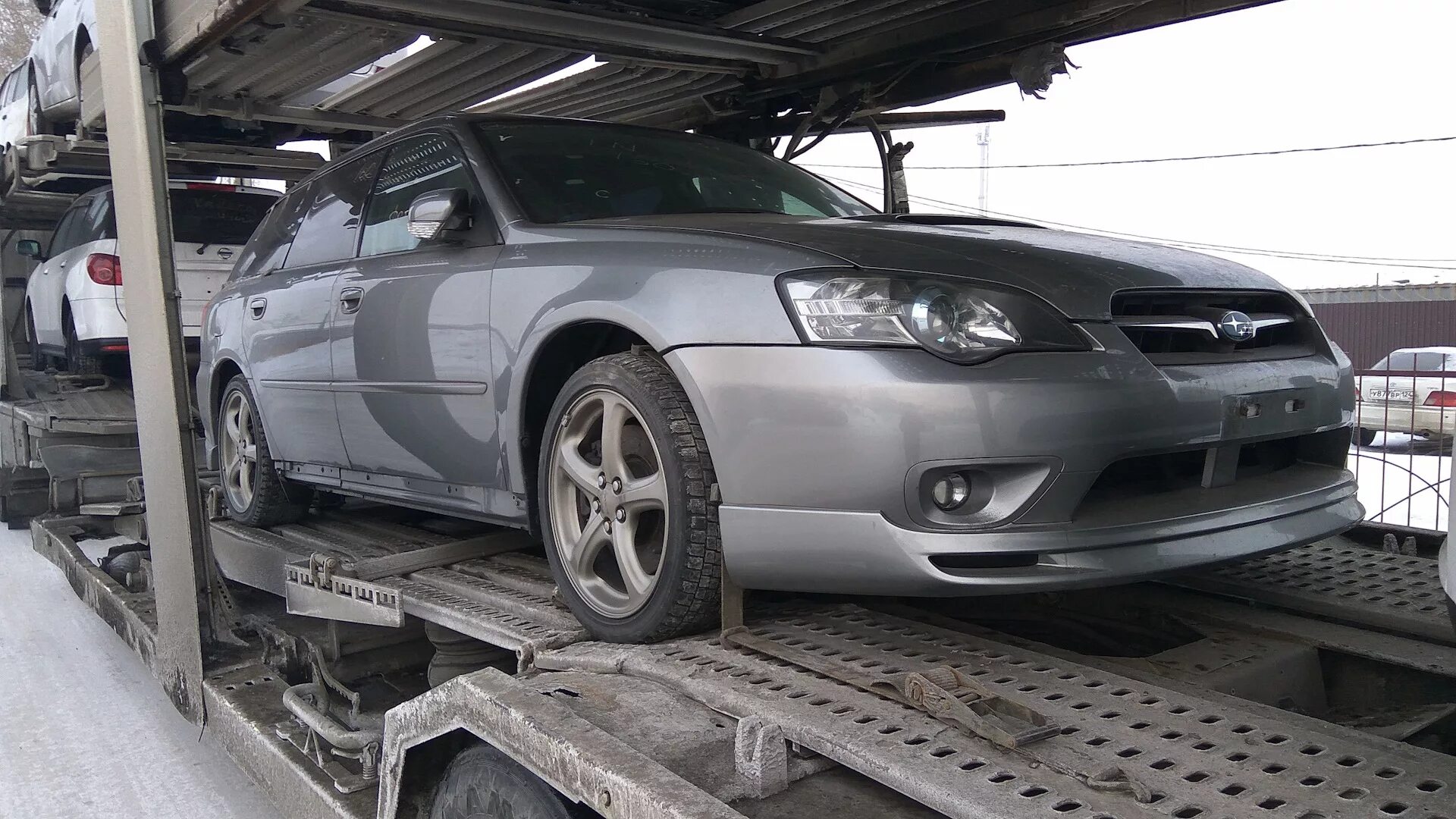 Четверть с распила субару импреза 2006. Распил субару. Распиленная субару. Распилы на автовозе. Распил субару легаси.