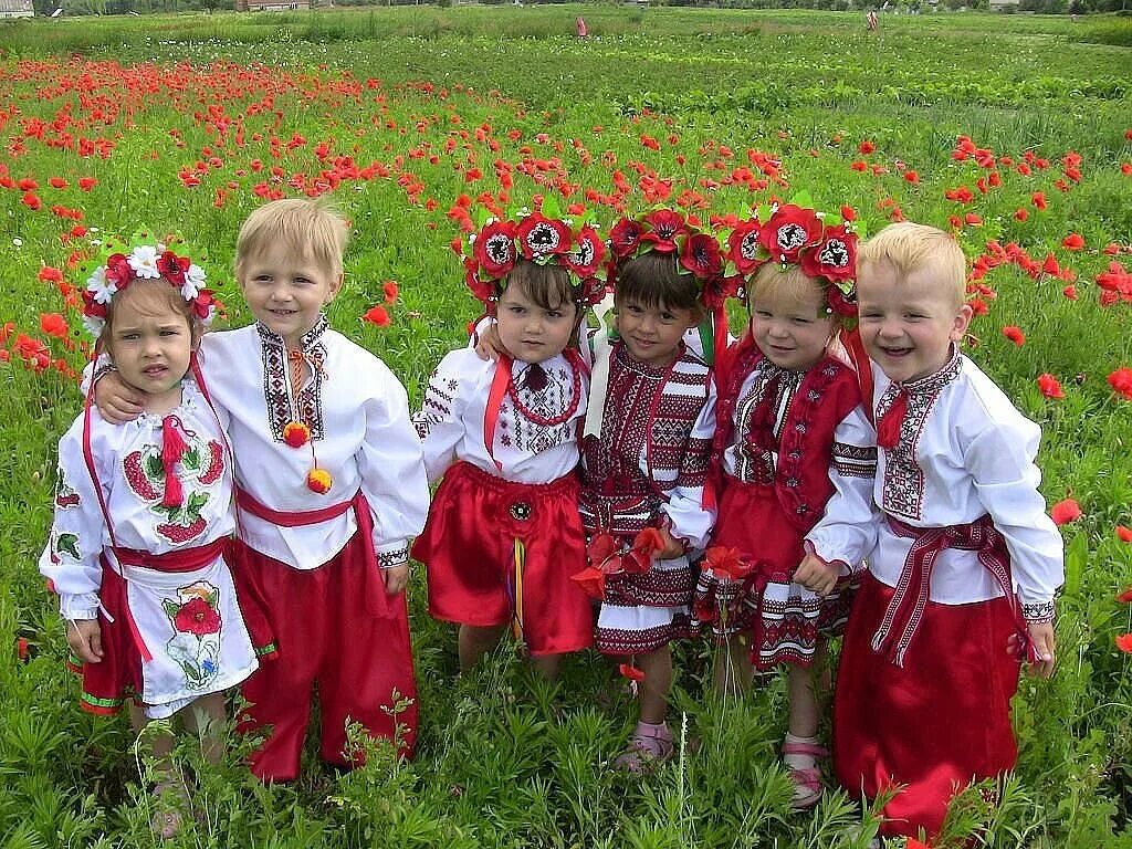 1 украинский национальный. Дети в национальных костюмах. дети в национальных кос.мах. национальный костюм украинцев детский. украинские дети в национальных костюмах.