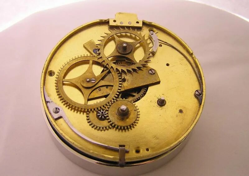 Разные устройства часов. Механизм наручных часов. Часовой механизм для наручных часов. Прессованный механизм часов. Желтые механизмы от наручных часов.