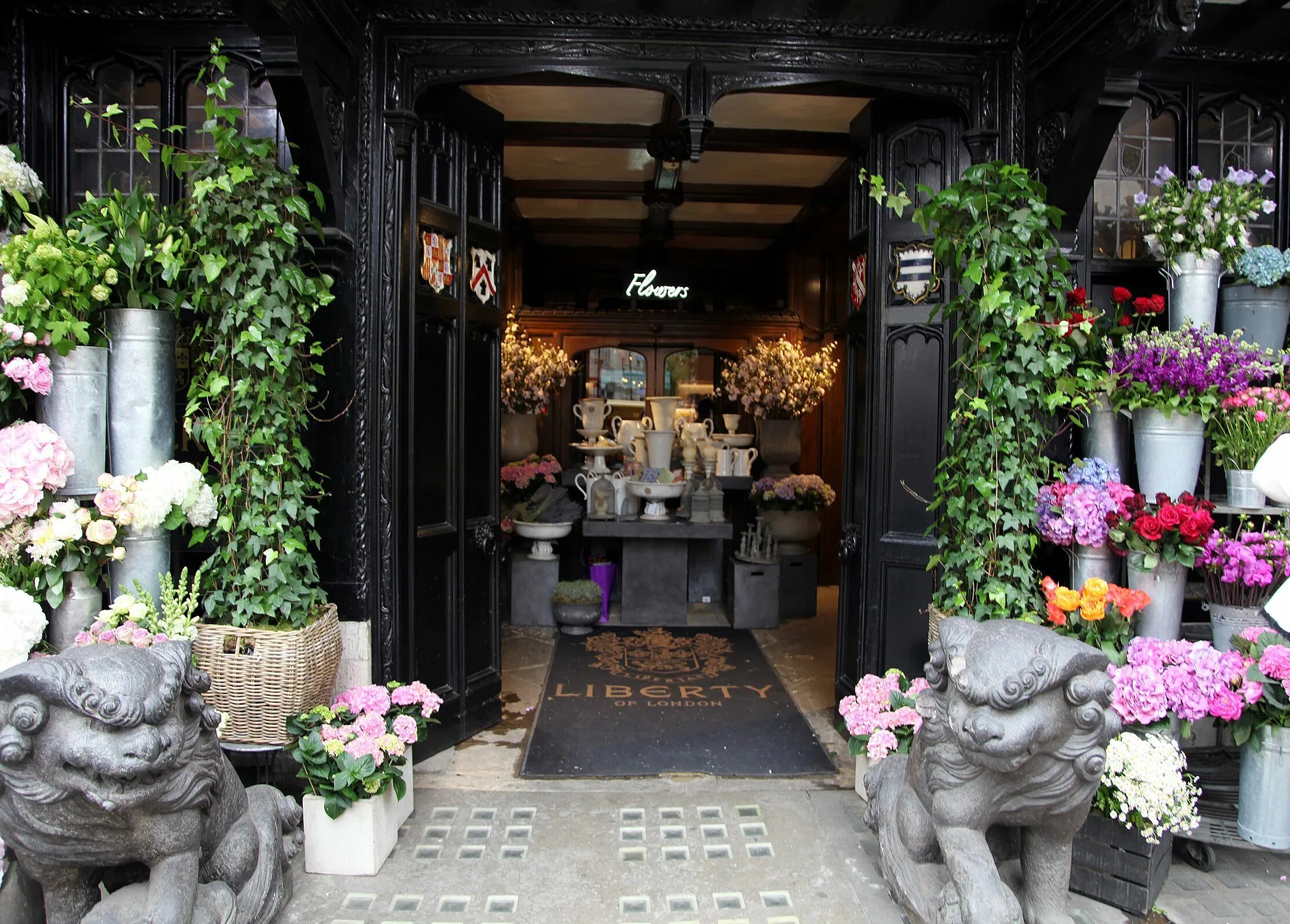 My flower shop. Либерти цветы Англия. Красивый цветочный магазин. Liberty of London цветочный. Магазин Liberty Лондон.