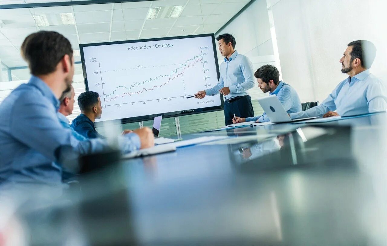 Проведение презентации. Девушка презентует. Тренинги для сотрудников. Лекция в офисе. Управленческие кадры.