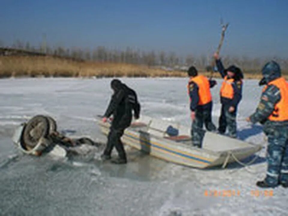 Большая садковка весёловское водохранилище. Рыбаки на льдине. Сальские рыбаки веселовском. Сальские рыбаки веселовском. Утонул рыбак на маныче.