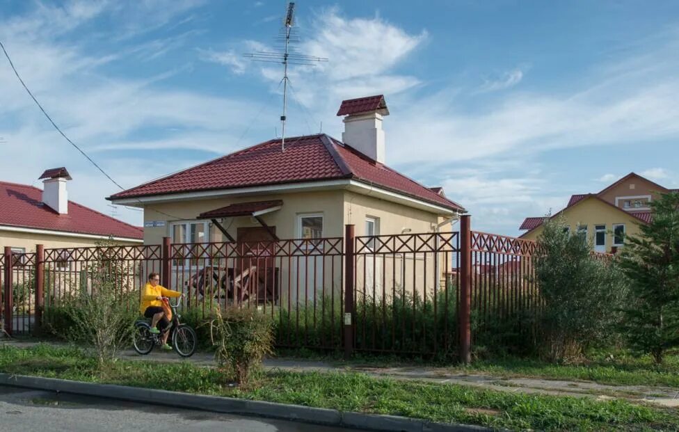 Дом рыночный. Частный дом. рынок загородной недвижимости. дом в центре участка. строительство частного дома.