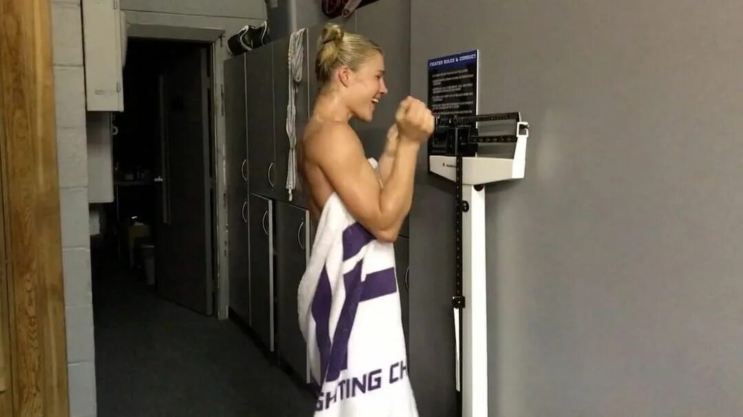 Felice Herrig полотенце. Felice Herrig взвешивание. Felice Henrig упало полотенце. Felice Herrig и упавшее полотенце. Упало полотенце перед