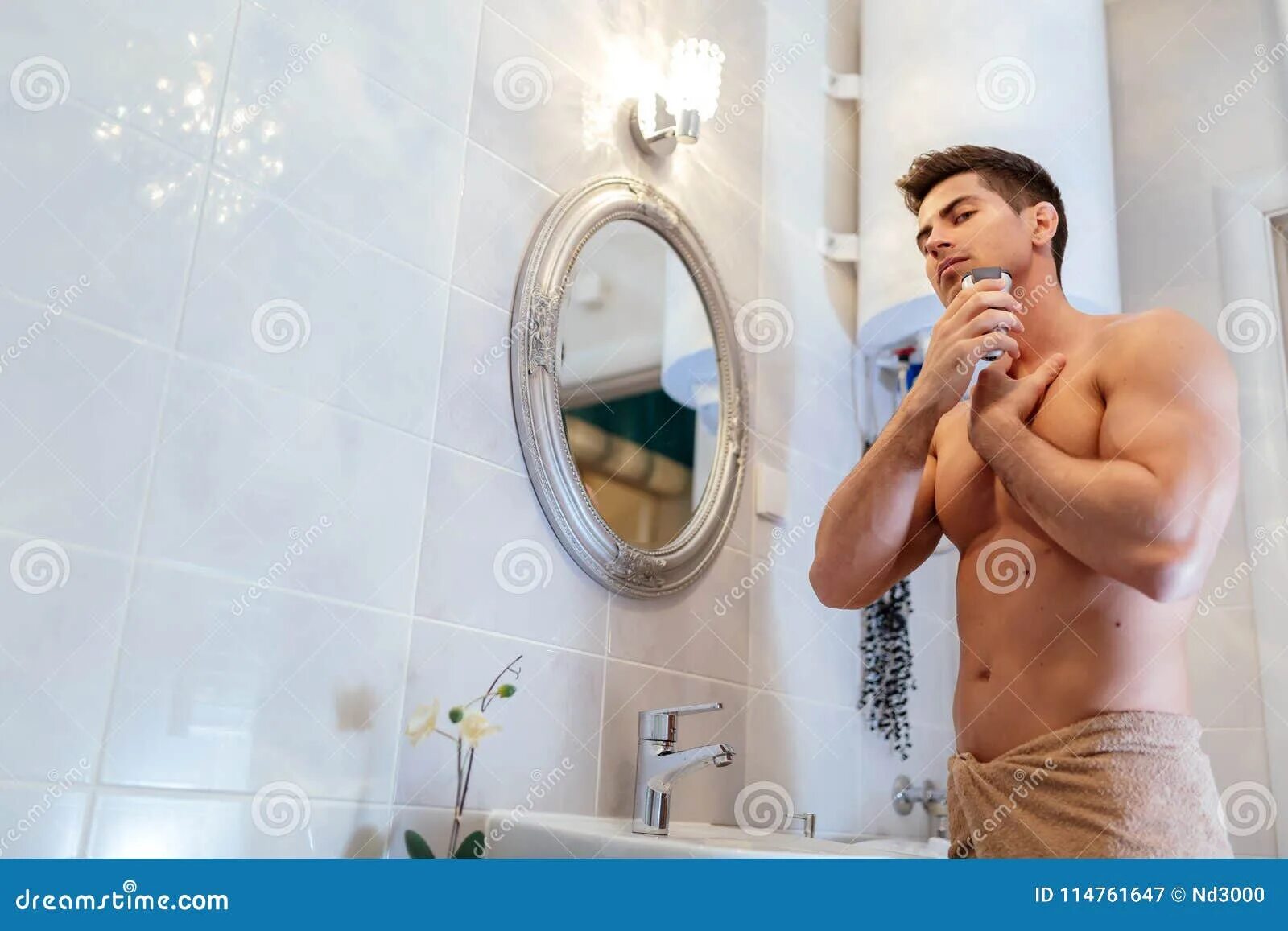 Мужчина в ванной в полотенце. Мужчина бреется в ванной. Мускулистый мужчина в ванне. Человек для полотенец для ванной. Парни в ванной комнате