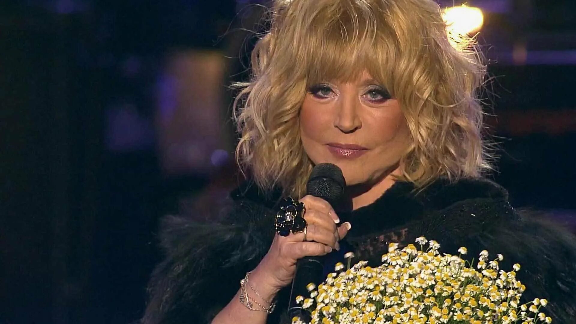 Пугачева в темных очках. Пугачёва без грима и макияжа 2021. Пугачева поздно. Пугачева трансформация. Пугачева 2024.