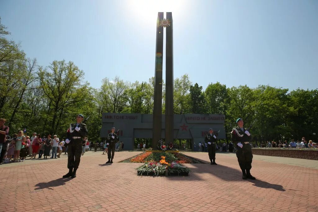 Памятник 17 героям старый оскол. Мемориальный комплекс Атаманский лес. Атаманский лес старый Оскол. Мемориал у Атаманского леса в Старом Осколе. Вечный огонь старый Оскол Атаманский лес.