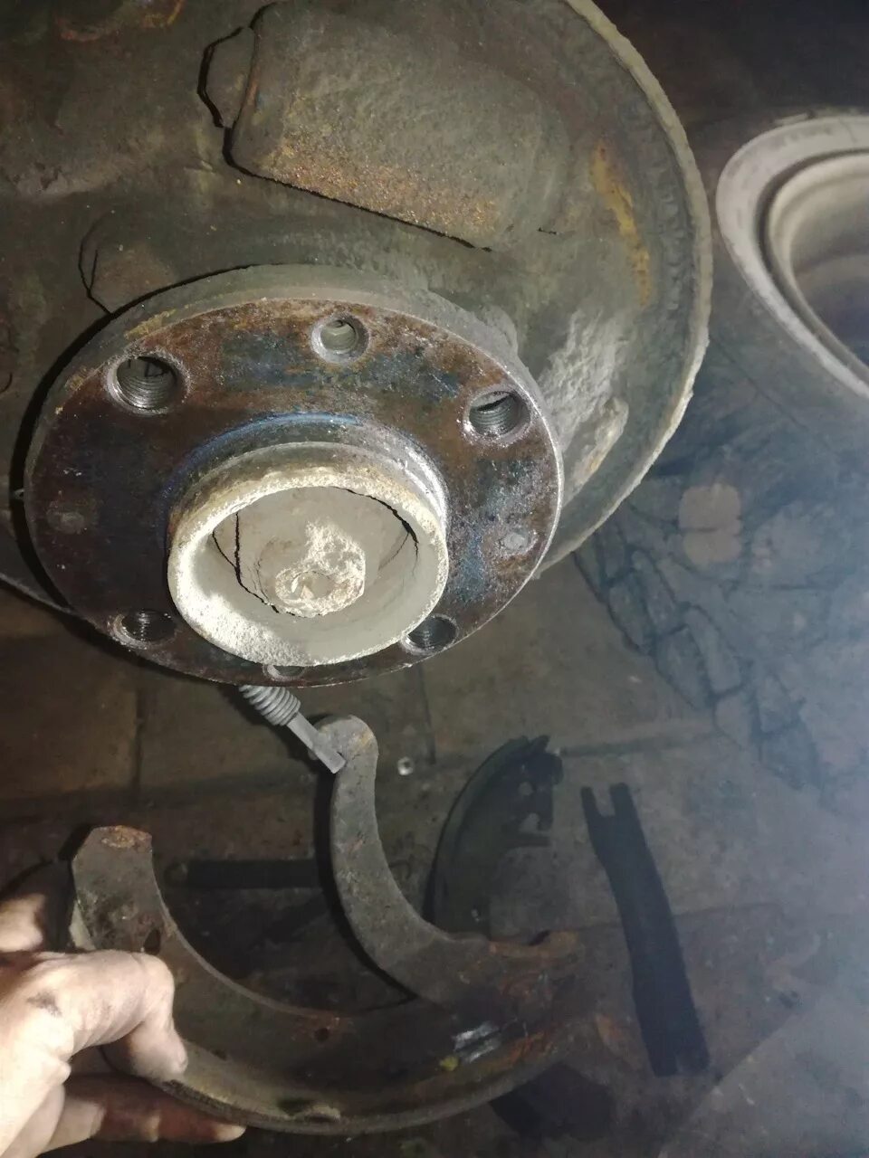 Как заменить тормозные на ваз 2110. Задние колодки ваз 2110. крепление задних колодок ваз 2110. колодки тормозные задние ваз 2110. задние тормоза 2110.