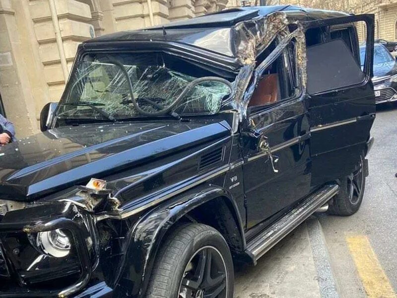 G63 битый. Разбитый гелендваген. Разбитый мерседес гелендваген. Гелик врезался. Гелик врезался.